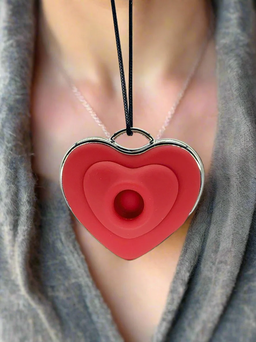 Le Heart Suction Vibe in Red - Image 5